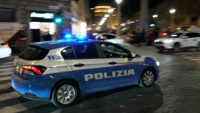 Sequestrato per una notte, picchiato e rapinato: arrestati due giovani a Bologna