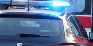 Si getta in auto con la moglie nel porto di Cattolica durante una lite, coppia salvata dai passanti