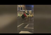 Si lancia dal Duomo di Milano con paracadute dai colori della bandiera palestinese