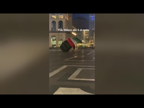 Si lancia dal Duomo di Milano con paracadute dai colori della bandiera palestinese