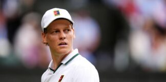 Sinner fa doppio fallo e se la prende con il pubblico: nervosismo a Wimbledon
