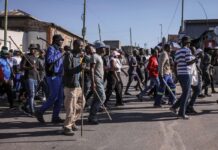 Sudafrica, proteste anti migranti: ronde manifestanti tra le case per cercare irregolari
