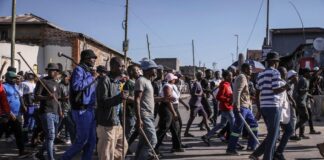 Sudafrica, proteste anti migranti: ronde manifestanti tra le case per cercare irregolari