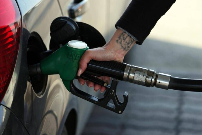 Tabarelli: “Senza stop alla guerra, carburanti a 2,5 euro al litro e boom bollette gas”