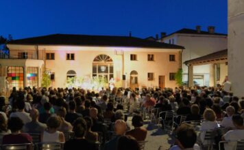 Thiene, torna TalkOut: quattro ospiti e quattro serate gratuite nel cortile di Villa Fabris TalkOut 2026