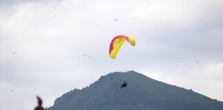 Tarzo, pilota di parapendio si schianta al suolo: morto 53enne a Molino di Fratta di Tarzo