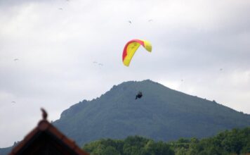 Tarzo, pilota di parapendio si schianta al suolo: morto 53enne