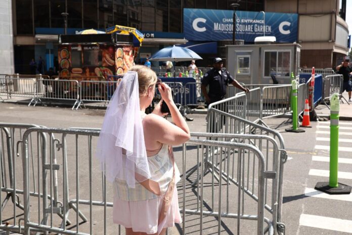 Taylor Swift e Travis Kelce sono marito e moglie, al Madison Square Garden il sì più glam dell’anno