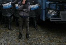 Tifoso ferito in scontri derby Torino, Procura: “Chiesti domiciliari per agente, lacrimogeno lanciato in modo non conforme”