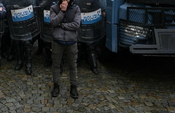 Tifoso ferito in scontri derby Torino, Procura: “Chiesti domiciliari per agente, lacrimogeno lanciato in modo non conforme”