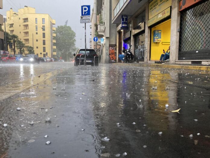 Tregua dal caldo record, inizia il maltempo estremo con temporali e grandine: previsioni meteo