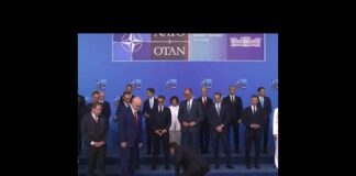 Trump ‘boccia’ le sneaker di Rama al vertice Nato – Video