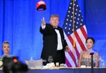 Trump e l’annuncio con il cappellino rosso: “E’ mia intenzione candidarmi alle presidenziali 2028”