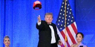 Trump e l’annuncio con il cappellino rosso: “E’ mia intenzione candidarmi alle presidenziali 2028”