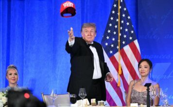 Trump e l’annuncio con il cappellino rosso: “E’ mia intenzione candidarmi alle presidenziali 2028”