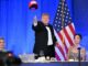 Trump e l’annuncio con il cappellino rosso: “E’ mia intenzione candidarmi alle presidenziali 2028”