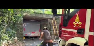 Turista segue le indicazioni del navigatore e resta bloccato nel sottopassaggio