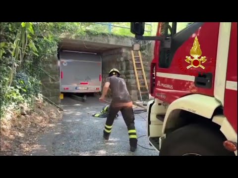 Turista segue le indicazioni del navigatore e resta bloccato nel sottopassaggio