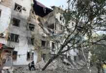 Ucraina, attacco russo a Zaporizhzhia: 2 morti e 42 feriti. Kiev colpisce deposito petrolio