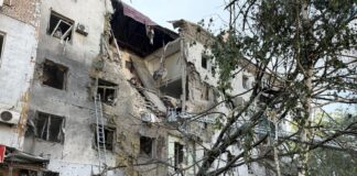 Ucraina, attacco russo a Zaporizhzhia: 2 morti e 42 feriti. Kiev colpisce deposito petrolio