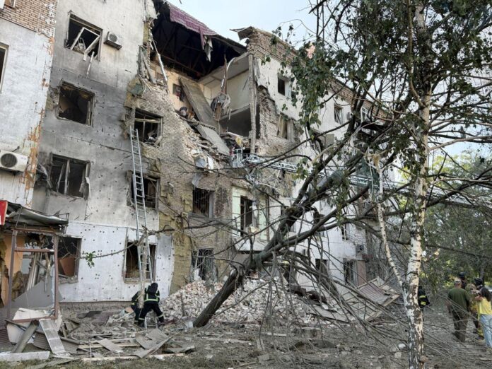 Ucraina, attacco russo a Zaporizhzhia: 2 morti e 42 feriti. Kiev colpisce deposito petrolio