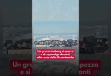 Un grosso iceberg si spezza e si capovolge davanti alle coste della Groenlandia
