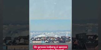 Un grosso iceberg si spezza e si capovolge davanti alle coste della Groenlandia