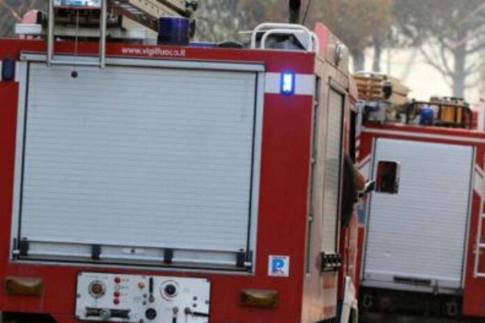 Vasto incendio a Piana del Sole, chiusa la Roma-Fiumicino