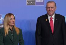Vertice Nato, Erdogan regala una pistola ai leader. Meloni la porta in Italia protocollata come tutti gli altri doni