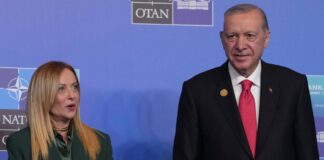 Vertice Nato, Erdogan regala una pistola ai leader. Meloni la porta in Italia protocollata come tutti gli altri doni