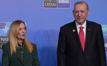 Vertice Nato, Erdogan regala una pistola ai leader. Meloni la porta in Italia protocollata come tutti gli altri doni