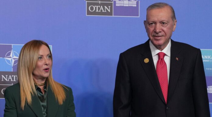 Vertice Nato, Erdogan regala una pistola ai leader. Meloni la porta in Italia protocollata come tutti gli altri doni