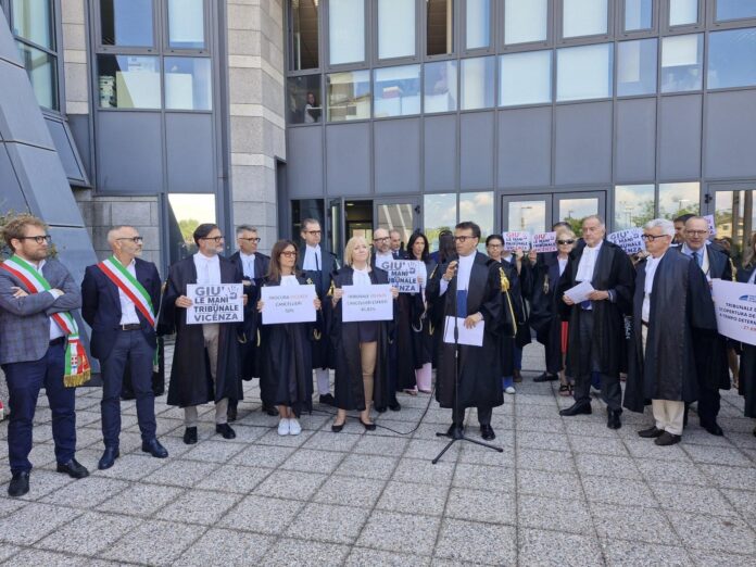 Vicenza manifestazione a difesa dei tribubali avvocati vicenza tribunali