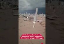 Violenta tromba d’aria nel veneziano, lettini e ombrelloni distrutti sulla spiaggia di Chioggia