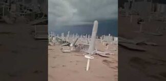 Violenta tromba d’aria nel veneziano, lettini e ombrelloni distrutti sulla spiaggia di Chioggia