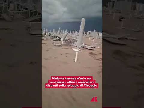 Violenta tromba d’aria nel veneziano, lettini e ombrelloni distrutti sulla spiaggia di Chioggia