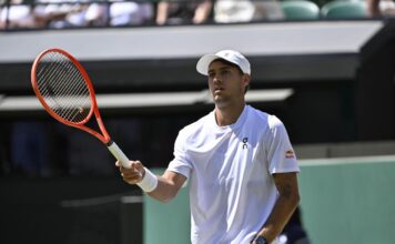 Wimbledon, nervosismo Cobolli: gesto polemico e lite con il suo angolo