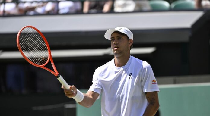 Wimbledon, nervosismo Cobolli: gesto polemico e lite con il suo angolo