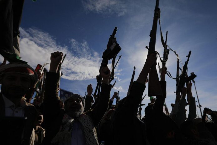 Yemen, leader Houthi minaccia attacchi a siti petroliferi sauditi e aeroporto Riad