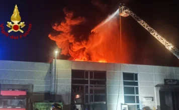 Sindaci del Vicentino manifestano in solidarietà di Moreno Marsetti (Malo) dopo incendio capannone incendio sindaco malo moreno marsetti isola vicentina