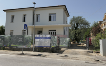 Progetto di co-housing sociale in ex scuola di Debba a Vicenza: proseguono lavori vicenza ex scuola debba edificio co-housing lavori in corso