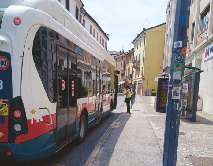 2 Un autobus SVT trasporto pubblico a Vicenza, fermata autobus