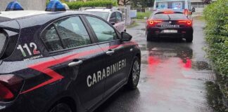 Aggredisce a colpi di martello la moglie e la figlia, arrestato 55enne a Monza: salvate dai vicini di casa