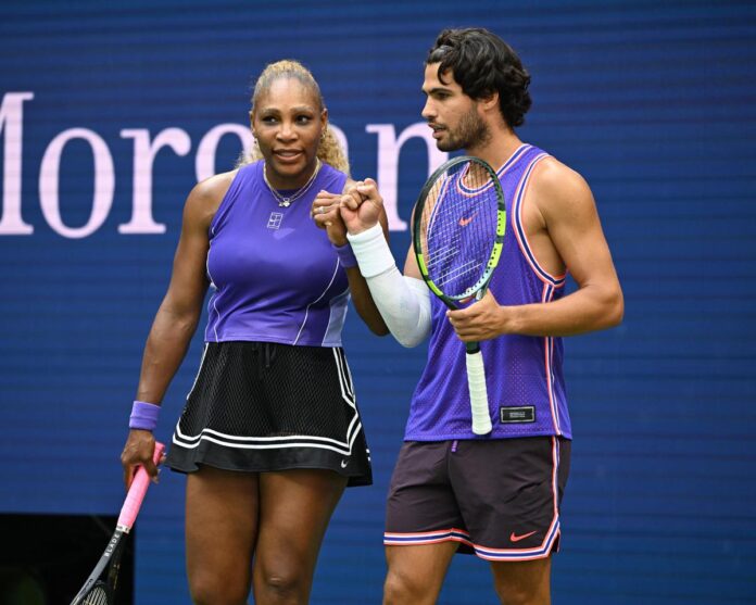 Alcaraz show al ritorno in campo con Serena Williams: super debutto per la coppia da sogno, poi il ko contro Cobolli