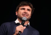 Alessandro Di Battista, l’aereo è pronto per l’ex deputato ma non è una procedura straordinaria: da Wuhan alla Thailandia tutti i precedenti