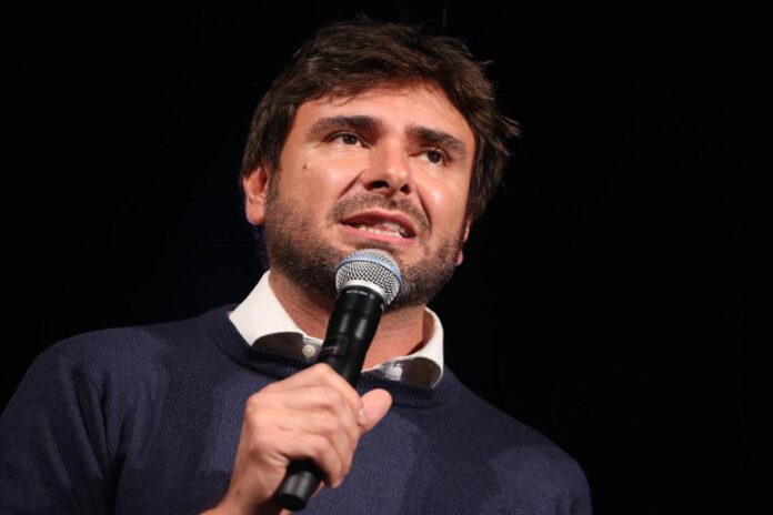 Alessandro Di Battista, l’aereo è pronto per l’ex deputato ma non è una procedura straordinaria: da Wuhan alla Thailandia tutti i precedenti