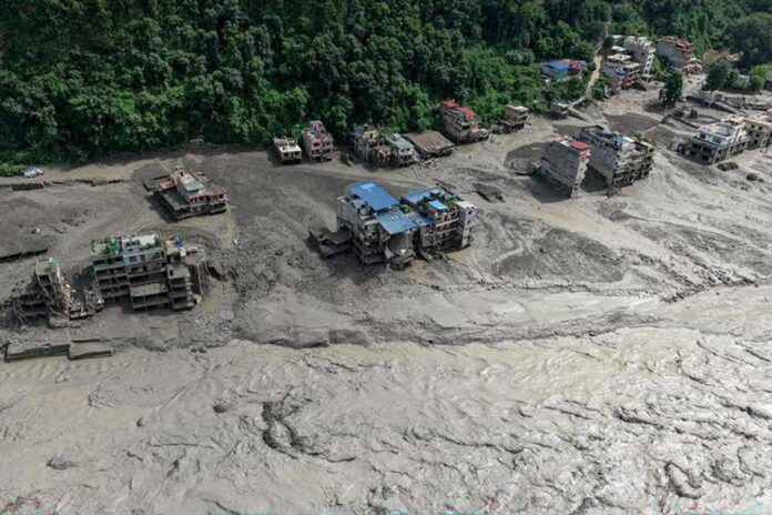 Alluvione in Nepal, l’italiano tratto in salvo: “In pullman a 20 metri dal disastro, un’onda gigantesca di fango e detriti, poi il boato”