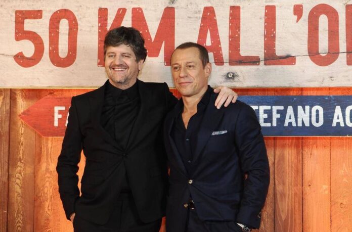 Ascolti tv 19 agosto, il film ’50 km all’ora’ su Canale 5 vince in prime time con uno share del 15,5%
