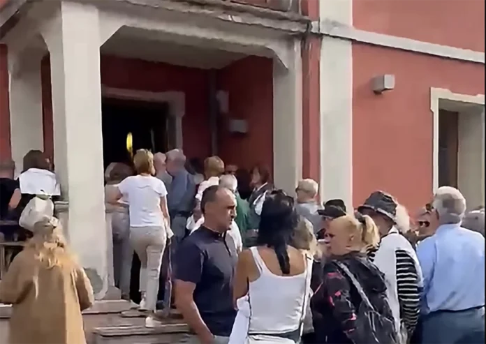 Asiago presentazione libro ranucci persone all'esterno di Palazzo del turismo Millepini asiago ranucci