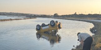 Auto si ribalta e si inabissa in un canale a Formentera: carabinieri in vacanza salvano 30enne che stava per annegare